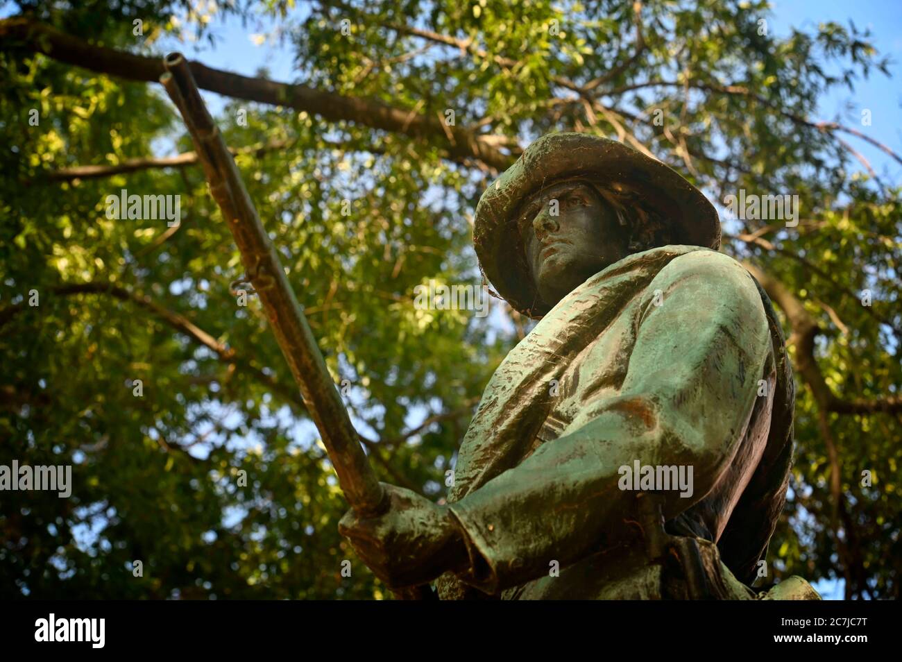 USA - 17. Juli 2020- die Leesburg Statue, errichtet 1908 während der Zeit von Jim Crow Laws, steht vor dem Loudoun County Courthouse. Stockfoto