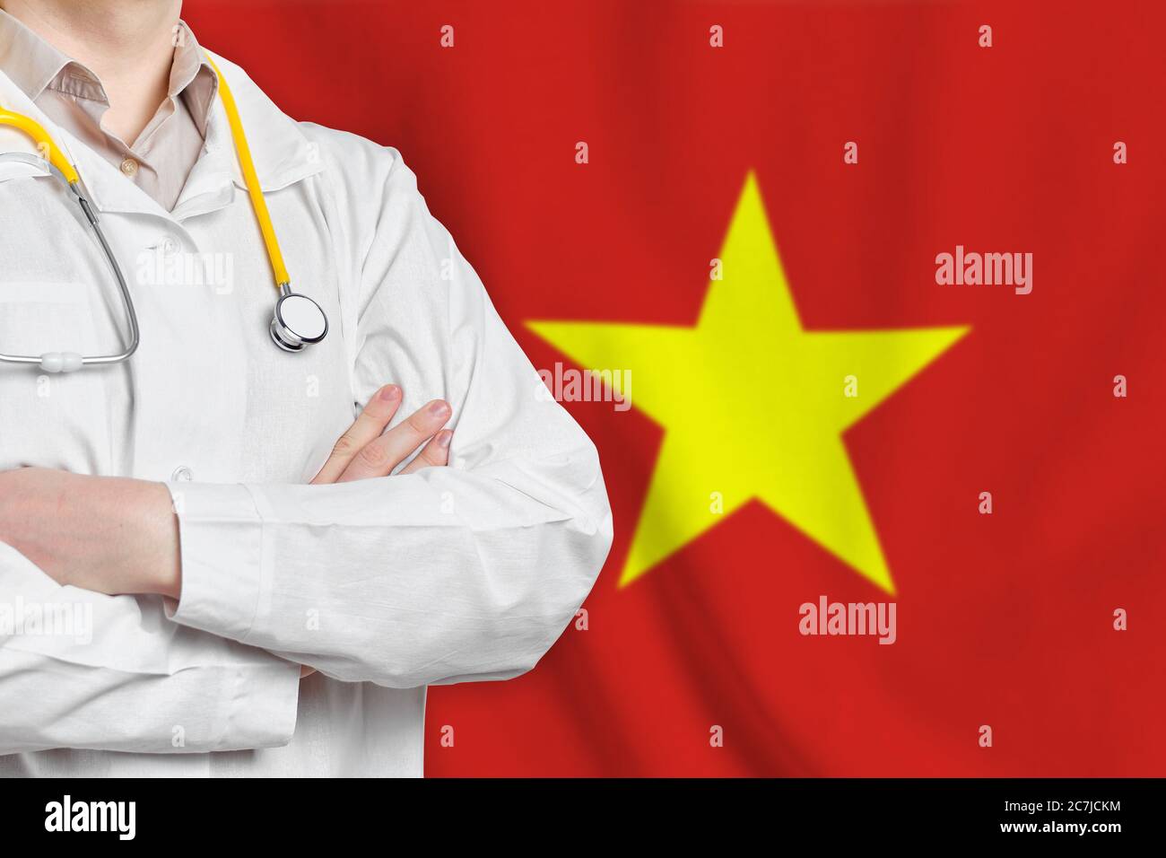 Sozialistische Republik Vietnam Gesundheitskonzept mit Arzt auf Flagge Hintergrund. Krankenversicherung, Arbeit oder Studium im Land Stockfoto