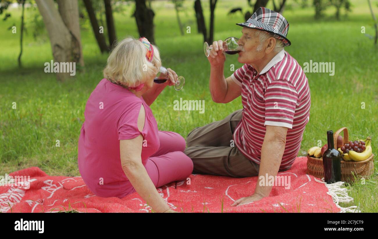 Blonde Omi lässt sich von hinten decken Blonde Omi lässt sich von hinten decken
