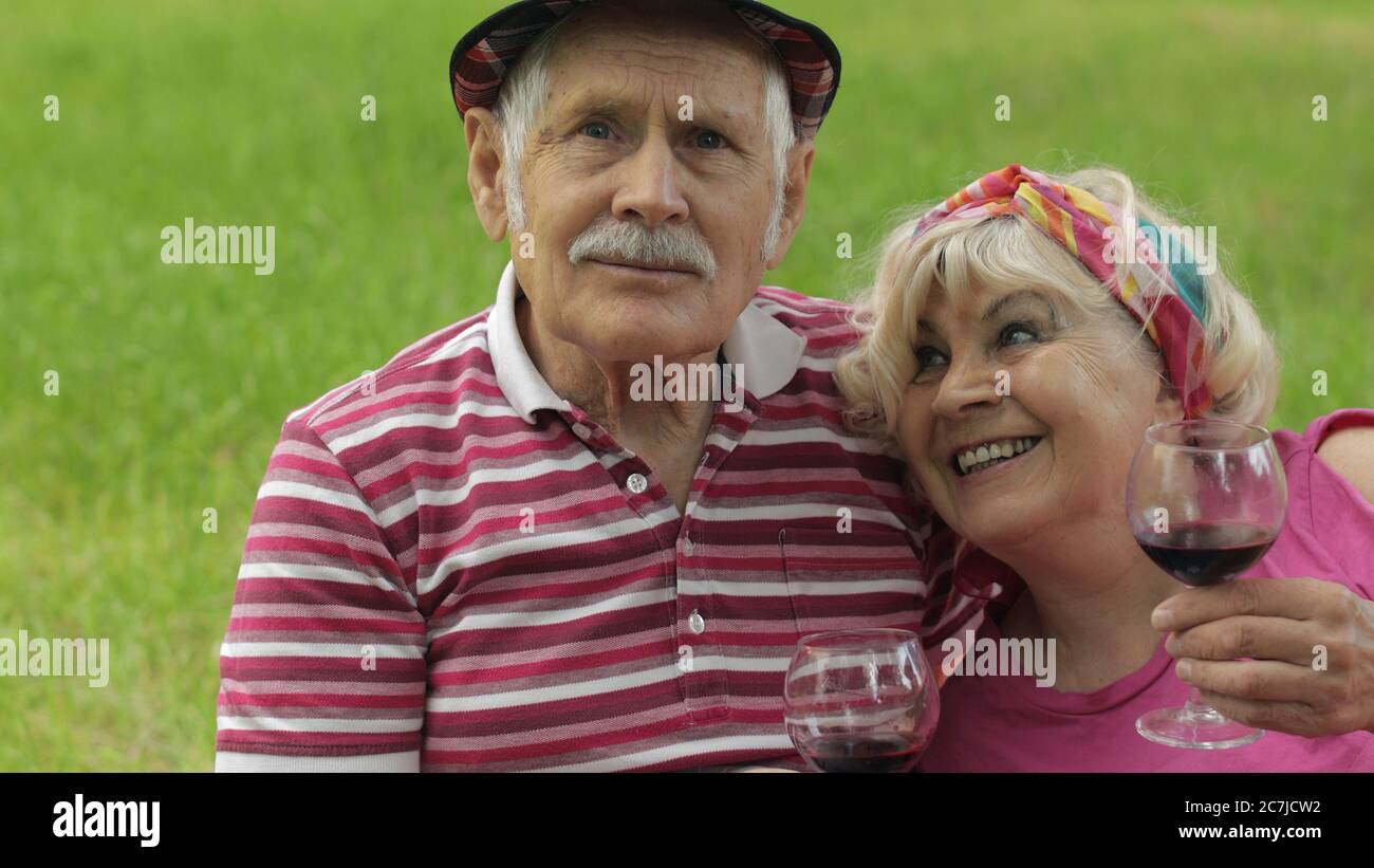 Familie Großeltern Wochenende Picknick im Park. Alte Leute, aktives