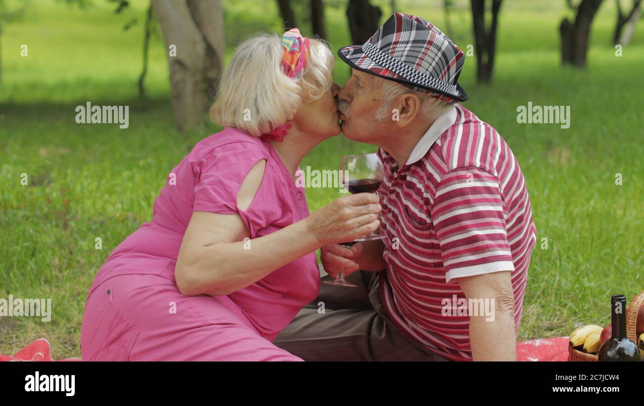 Blonde Omi lässt sich von hinten decken Blonde Omi lässt sich von hinten decken