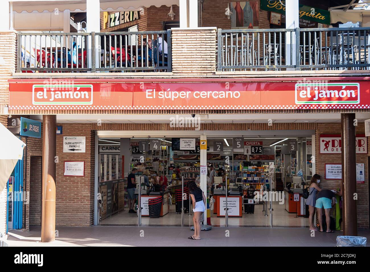 Huelva, Spanien - 4. Juli 2020: El Jamon Supermarkt in der Islantilla Beach Mall Stockfoto