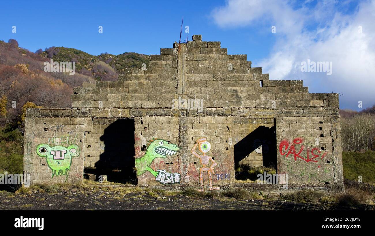 Ätna, Nationalpark Ätna, Parco dell –´Ätna, Weg zum Gipfel, SP92, Ruinen, pyramidenförmig, Graffiti, himmelblau, wolkenweiß Stockfoto