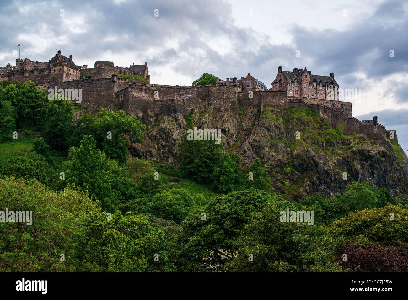 Edinburgh Castle auf dem Castle Rock in Edinburgh gelegen, ist Schottland ein berühmter Ort aus der ganzen Stadt Stockfoto