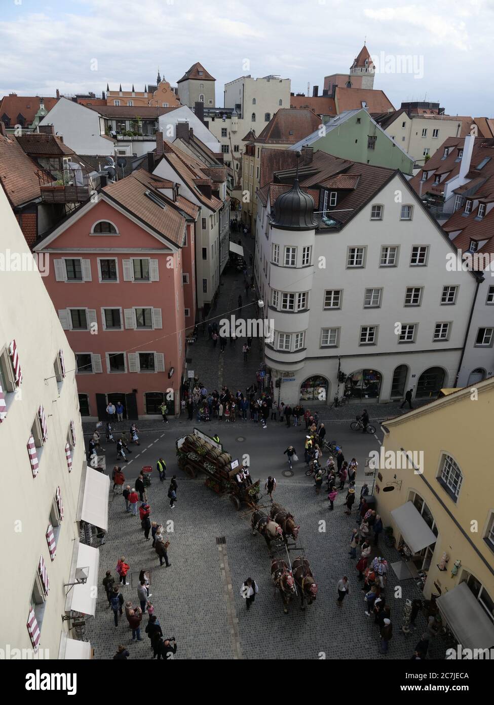Regensburg, Altstadt vom Brückenturm mit Parade Dult, Bayern, Deutschland Stockfoto