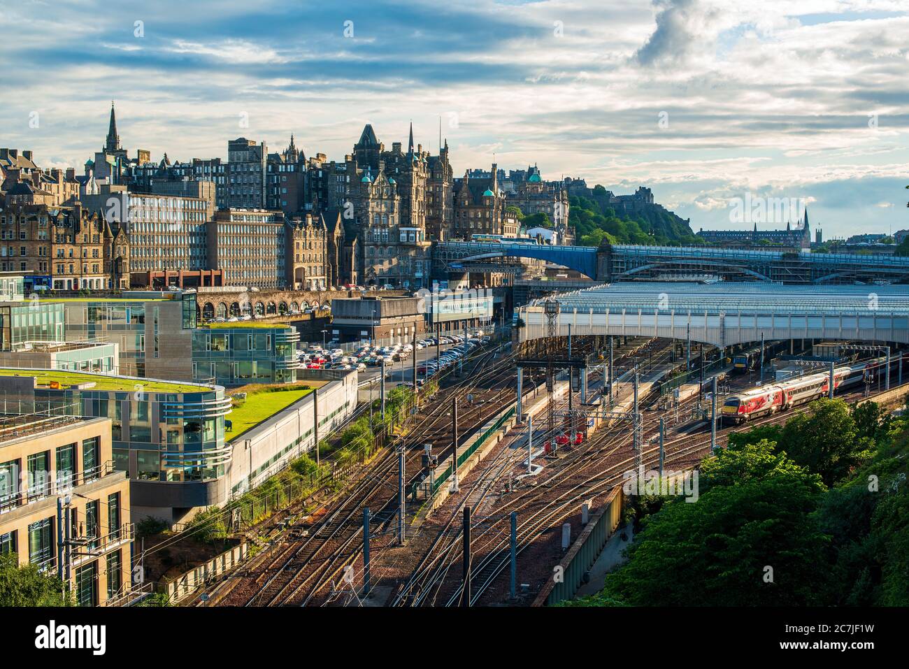 Blick über die Waverley Station in Richtung Edinburgh Castle Stockfoto