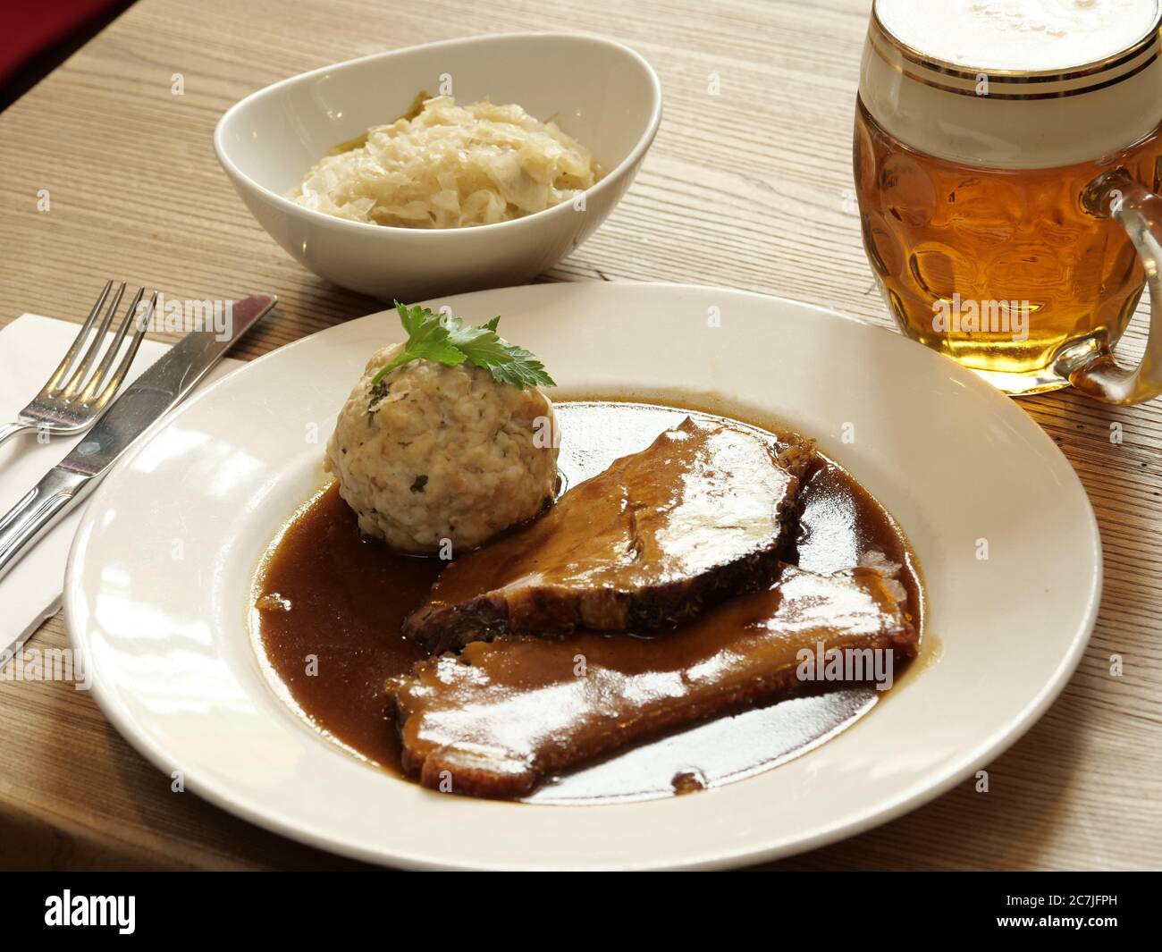 Bayerisches schweinebraten mit knödeln -Fotos und -Bildmaterial in ...