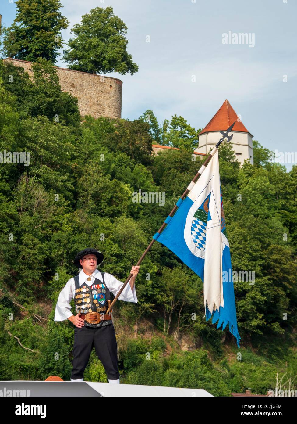 Fahnenschwenken, Eröffnung Ilzer Haferlfest, Passau, Bayern, Deutschland der Schirmherr, Bürgermeister Jürgen Dupper, sowie Stadträte und Ehrengäste werden unter den Klängen der Ilzer Perle 2019 mit ihren Elfen, den Vorstandsmitgliedern, den Goldhaubenfrauen, Ilzer Bürger und die Wachen von Hals und Ilz die Musiker von Hals wurden am Rathausplatz per Schiff abgeholt und nach Ilzstadt gebracht Stockfoto