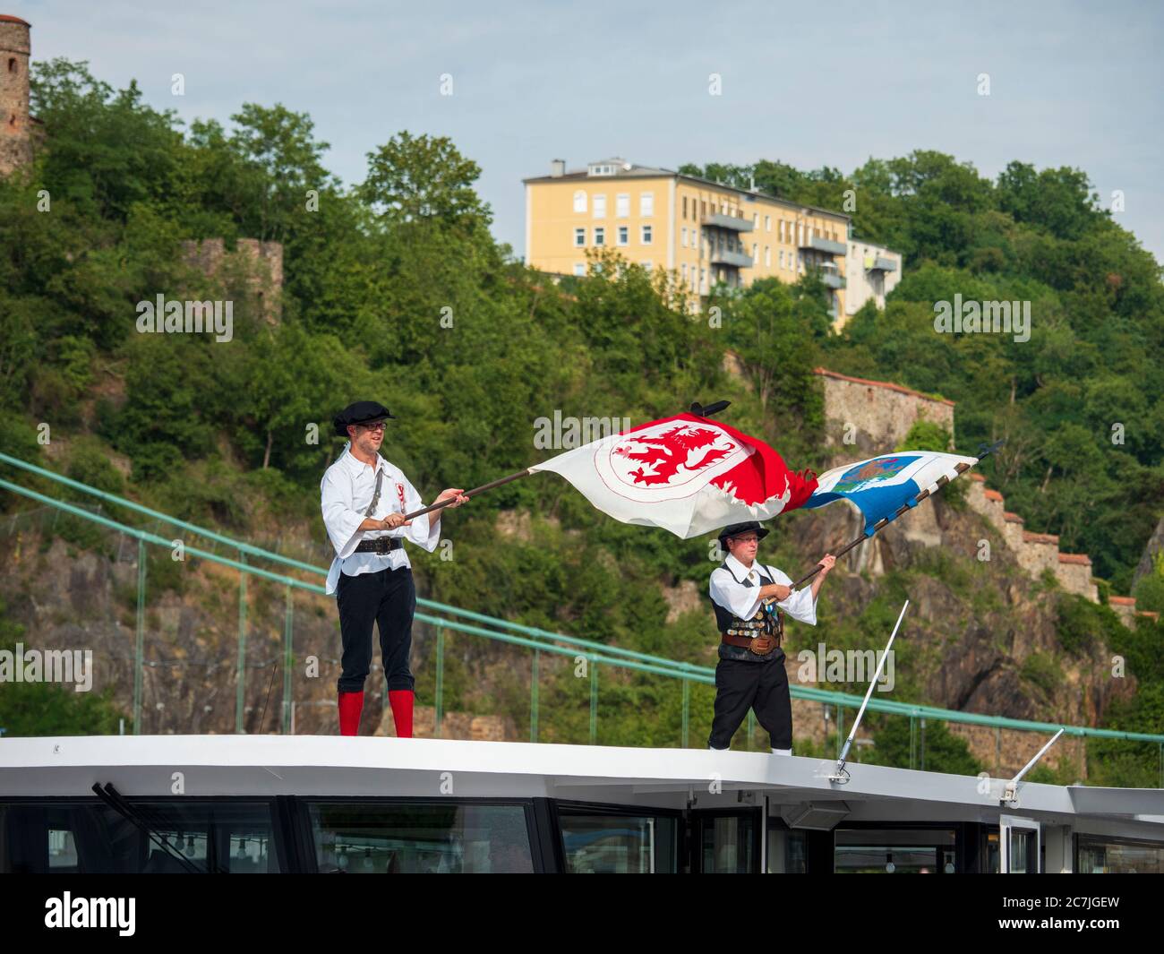 Fahnenschwenken, Eröffnung Ilzer Haferlfest, Passau, Bayern, Deutschland der Schirmherr, Bürgermeister Jürgen Dupper, sowie Stadträte und Ehrengäste werden unter den Klängen der Ilzer Perle 2019 mit ihren Elfen, den Vorstandsmitgliedern, den Goldhaubenfrauen, Ilzer Bürger und die Wachen von Hals und Ilz die Musiker von Hals wurden am Rathausplatz per Schiff abgeholt und nach Ilzstadt gebracht Stockfoto