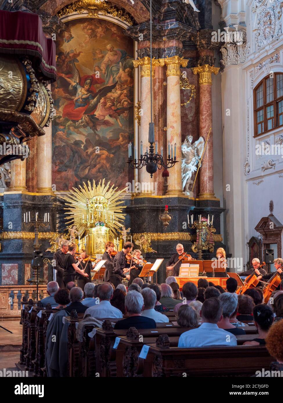 Klassisches Konzert (Akademie St. Martin in den Feldern) in der Kirche St. Michael, Altstadt, Passau, Bayern, Deutschland Stockfoto