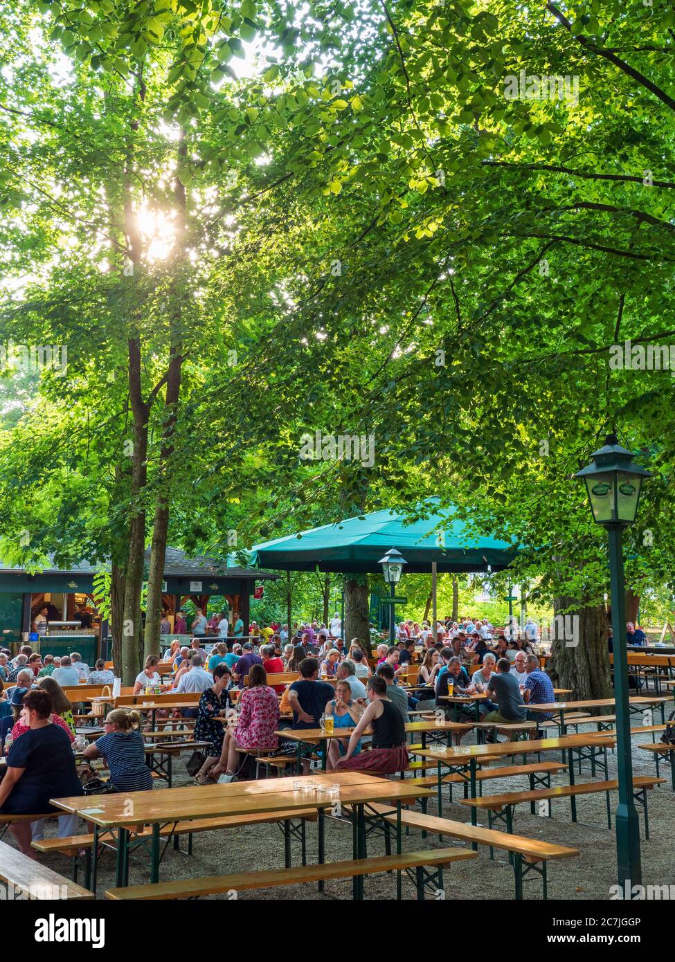 Biergarten der Hacklberg Brauerei, Passau, Bayern, Deutschland Stockfoto