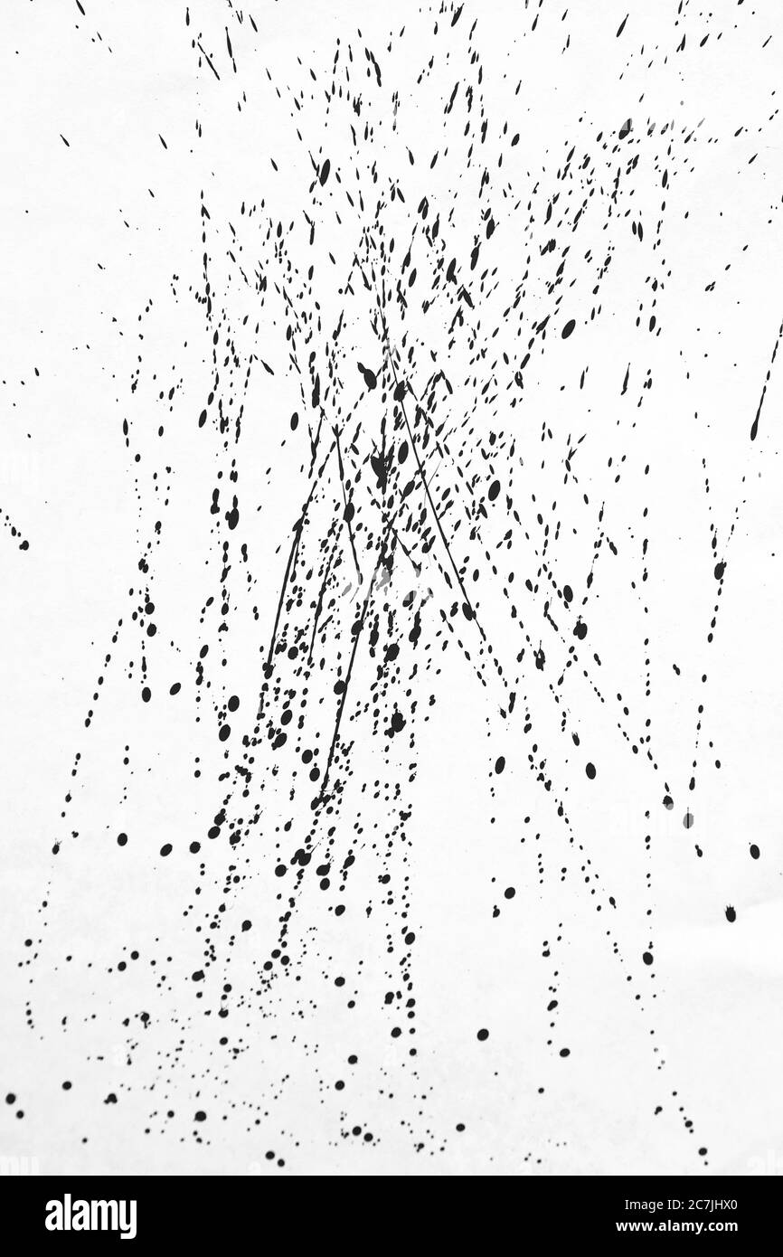 Vertikale graue Skala Schuss von einem Tropfen Farbe spritzte An einer weißen Wand Stockfoto