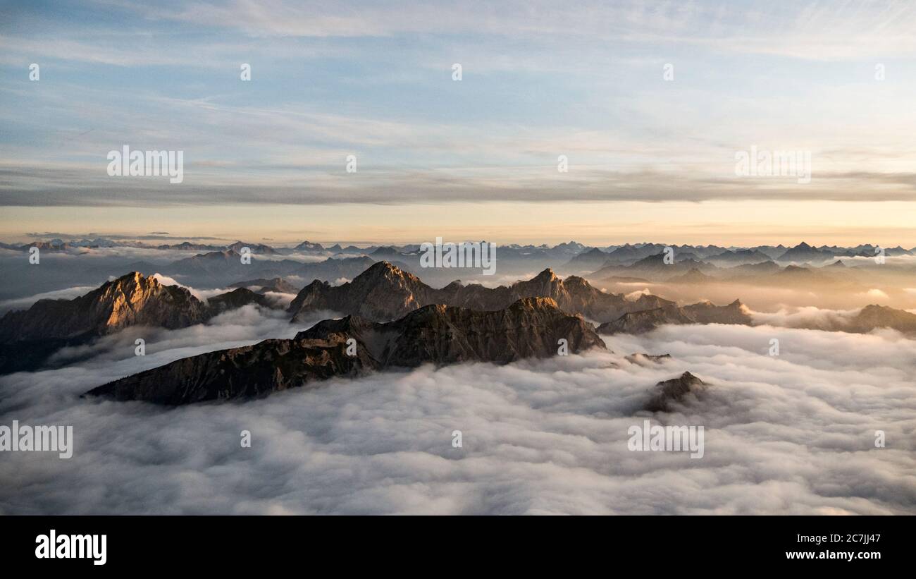 Gipfel des Tannheimer Gebirges über den Wolken in der Abendsonne Stockfoto