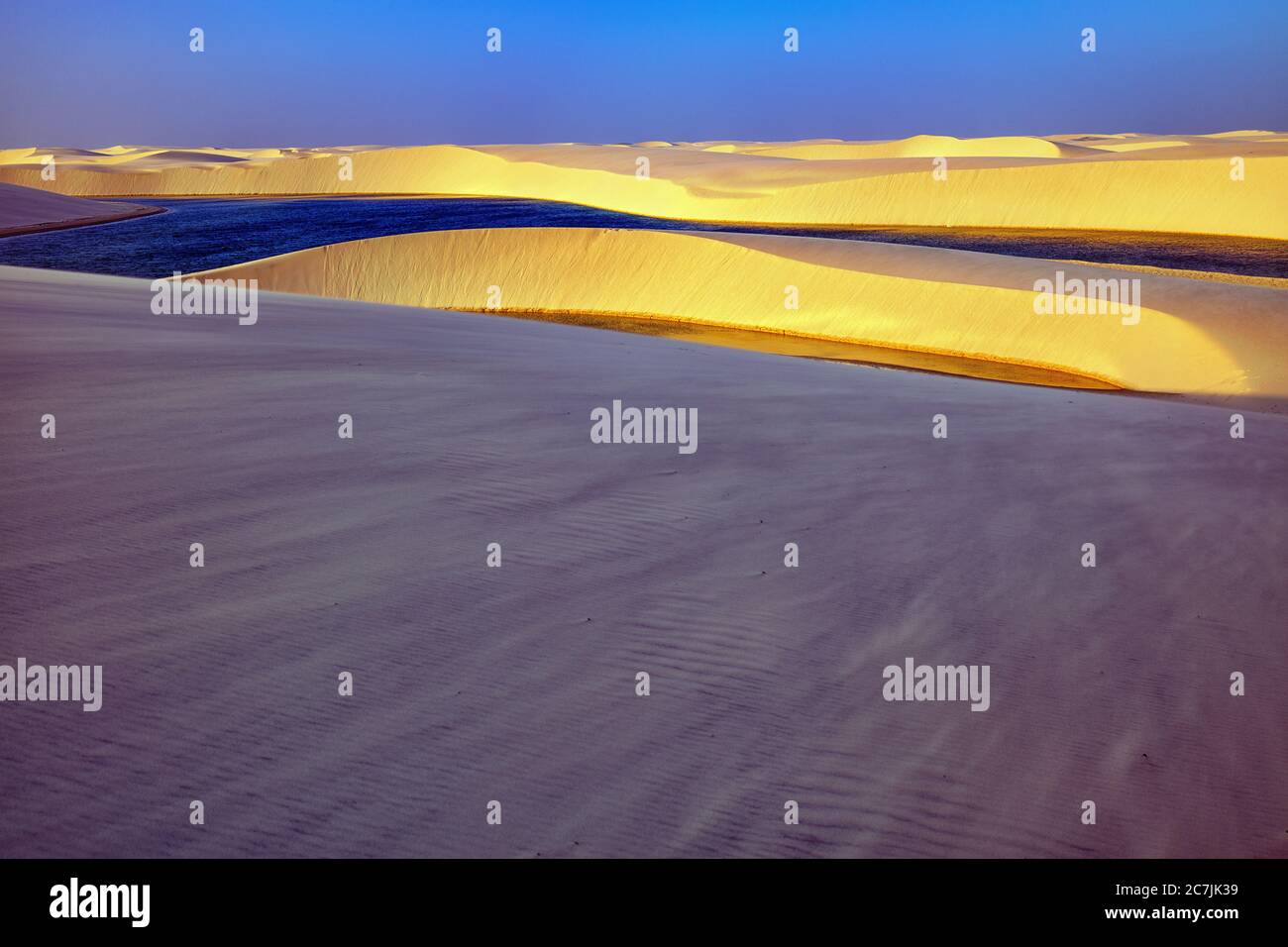 Teiche mit Regenwasser in weißen Dünen, Lencois Maranhenses Nationalpark, Brasilien, Atlantischer Ozean gefangen Stockfoto