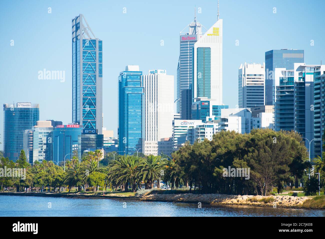Perth, Western Australia - 4. Februar 2017: Blick am frühen Morgen über den Swan River in Richtung der Skyline von Perth, Hauptstadt von Western Australia und h Stockfoto
