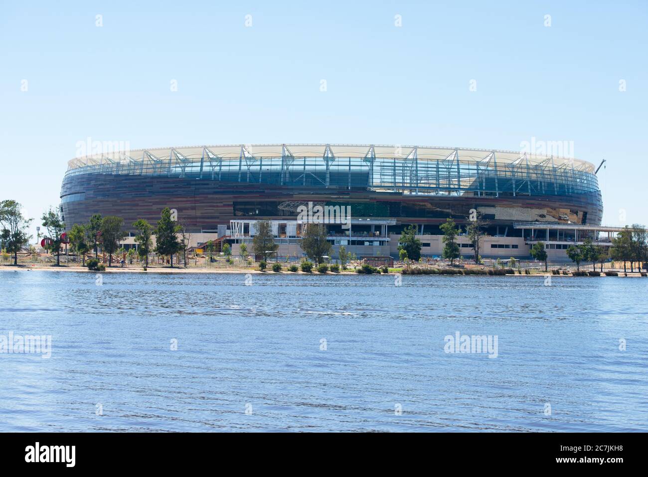 Perth, Western Australia - 4. Februar 2017: Blick über den Swan River in Perth, der Hauptstadt von Western Australia, auf die Baustelle der n Stockfoto