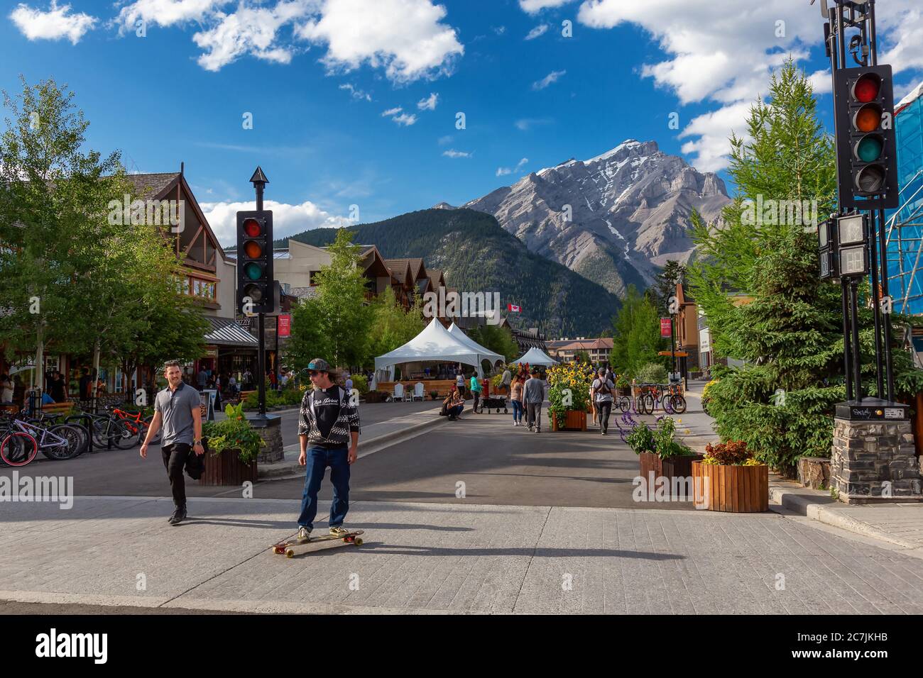 Banff, Alberta, Kanada - 3. Juli 2020: Main Street geschlossen, um mehr Raum für soziale Distanzierung während des Coronavirus in einer kleinen touristischen Stadt zu ermöglichen. Stockfoto