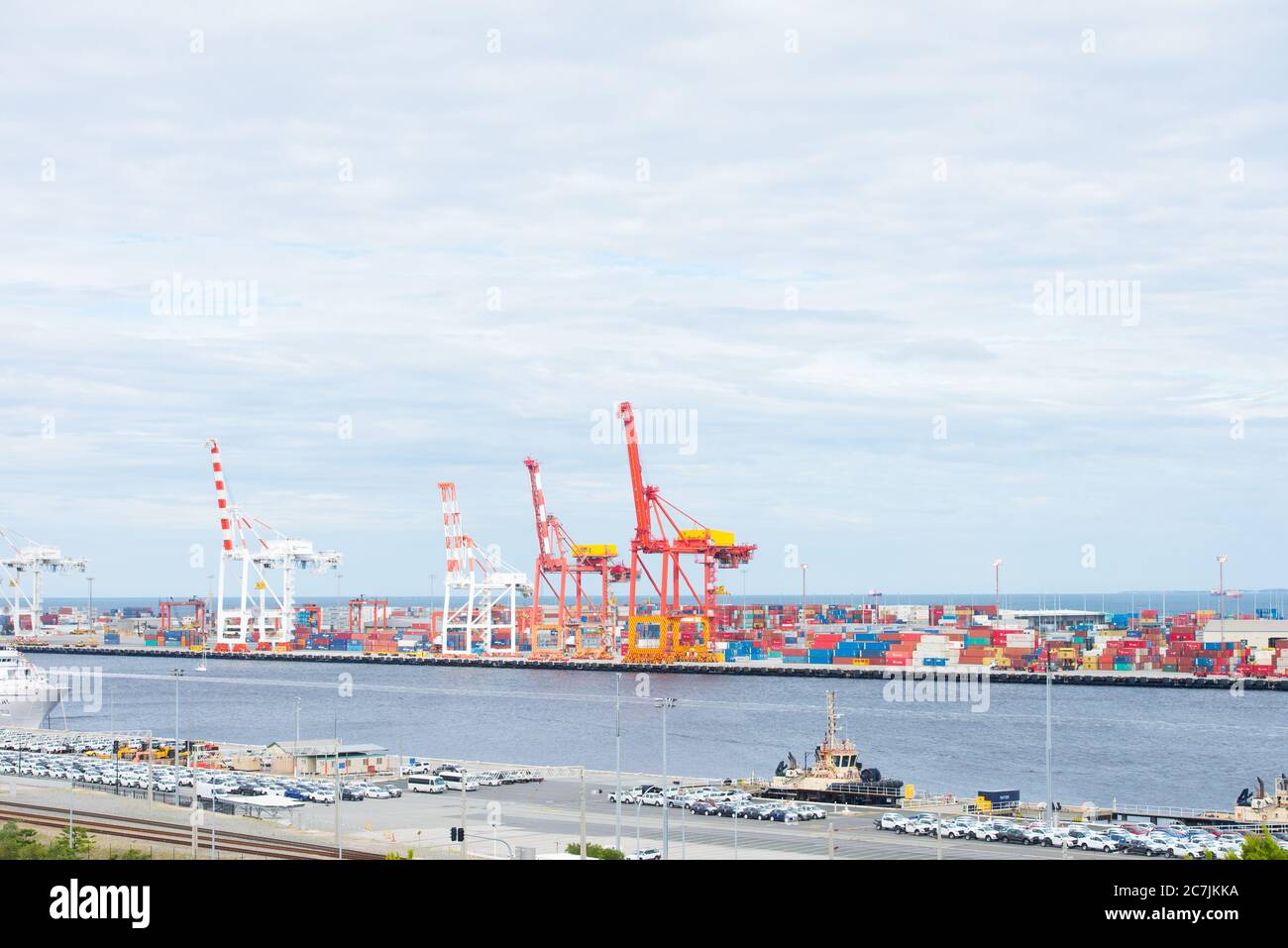 Fremantle, Western Australia - 12. Februar 2017: Frachtcontainer und Krane an der Werft im Hafen von Fremantle, Western Australia, mit Indischer Ozean im Hintergrund Stockfoto