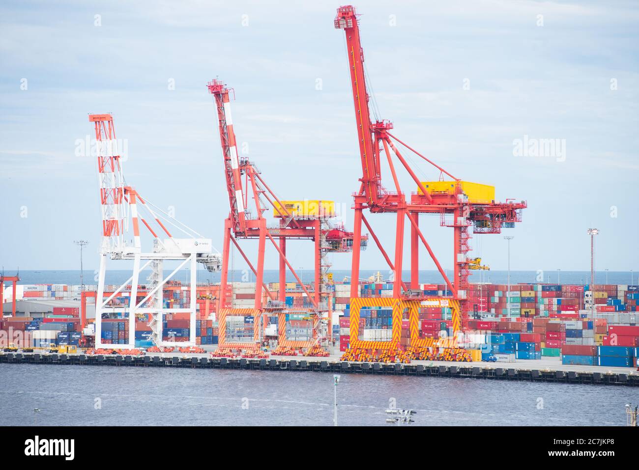 Fremantle, Western Australia - 12. Februar 2017: Frachtcontainer und Krane an der Werft im Hafen von Fremantle, Western Australia, mit Indischer Ozean im Hintergrund Stockfoto