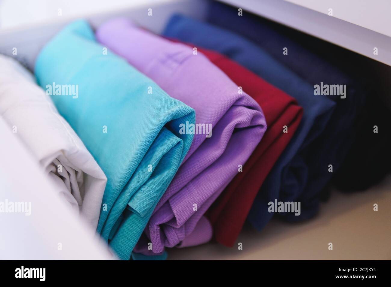 Viele verschiedene gefaltete Kleidung perfekt in einem Schrank angeordnet - Marie Kondo Konmari Methodenkonzept Stockfoto
