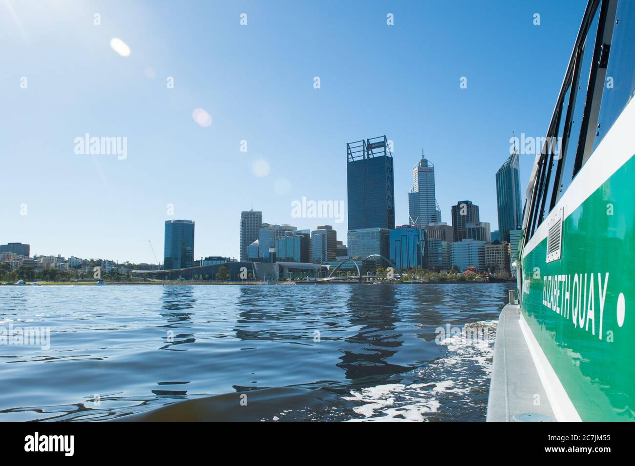 2. April 2017: Malerische Skyline von Perth, der Hauptstadt von Western Australia am regionalen Hauptsitz des Swan River für Bergbau-, Finanz- und Versicherungsunternehmen Stockfoto