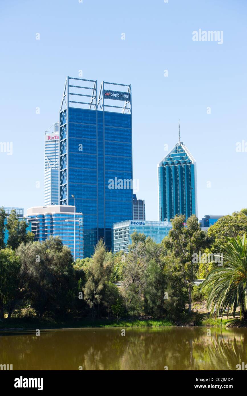 2. April 2017: Perth als Hauptstadt von Western Australia, von der malerischen Parklandschaft aus gesehen, ist der regionale Hauptsitz für Bergbau, Finanzen und Versicherungen Stockfoto