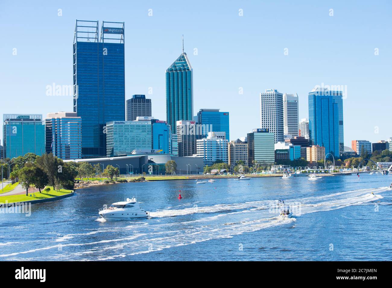 2. April 2017: Malerische Skyline von Perth, der Hauptstadt von Western Australia am Swan River, mit vielen Menschen, die ihre Freizeit auf oder am Wasser verbringen. Stockfoto