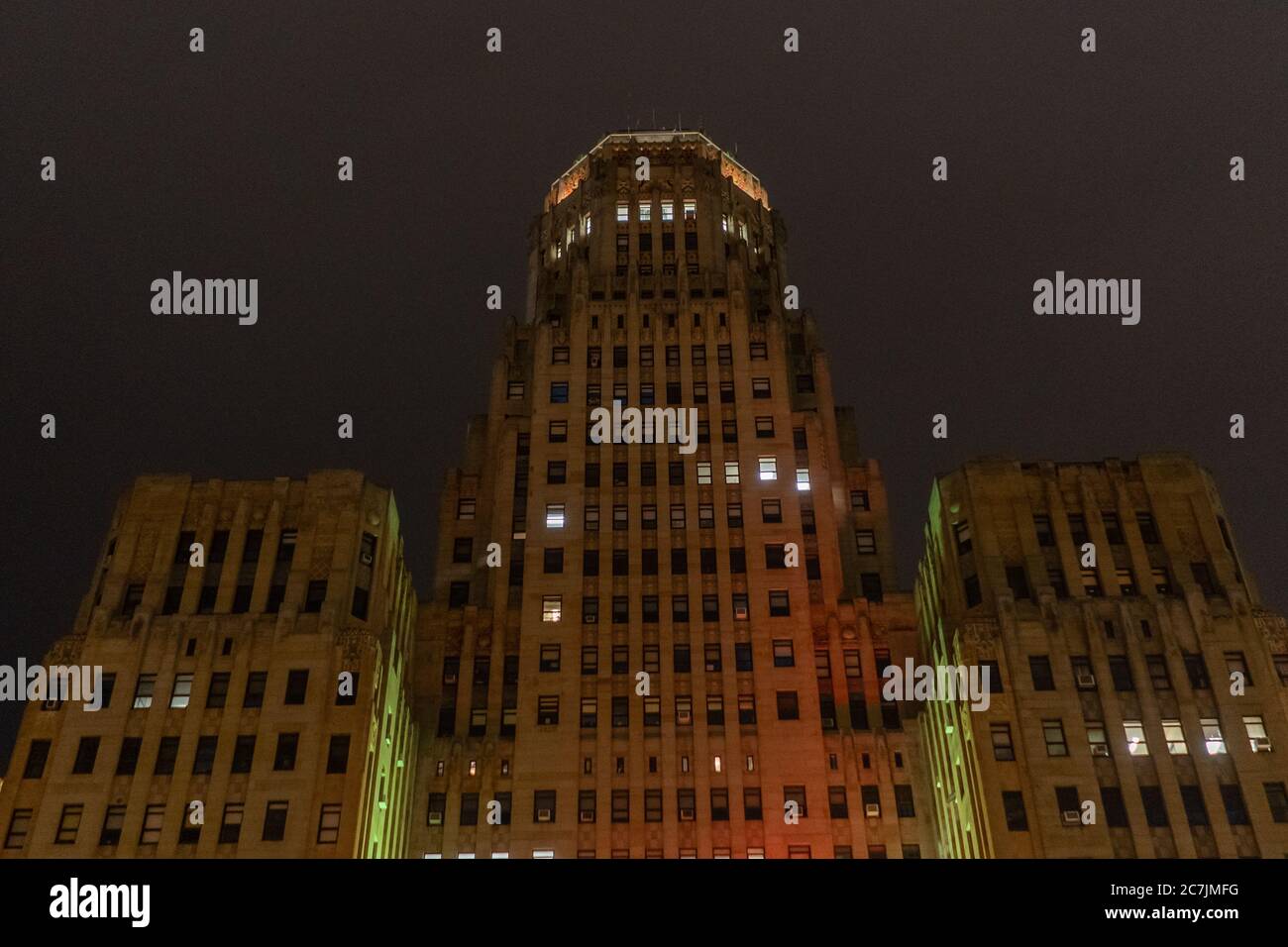 Niagara Square mit den Lichtern während der Nacht in Buffalo In den USA Stockfoto