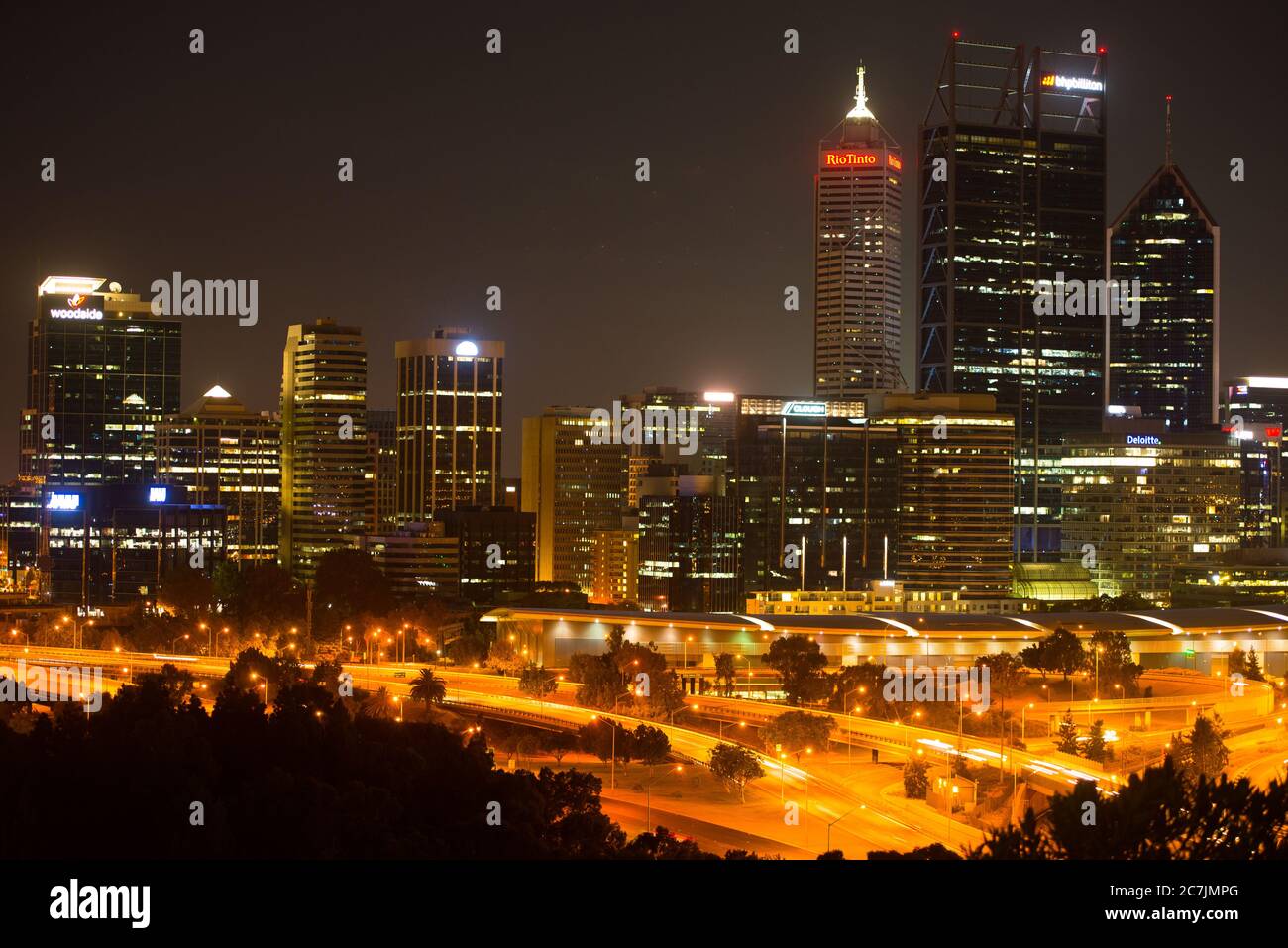 Perth, Australien; 8. April 2017: Luftaufnahme der Skyline von Perth bei Nacht, Hauptstadt von Western Australia, regionale Zentrale für Bergbau und Finanzen Stockfoto