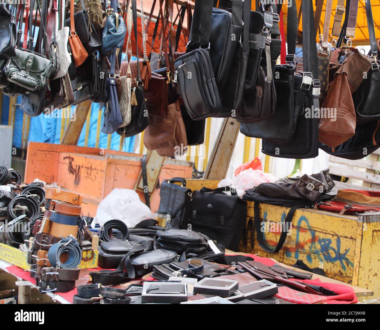 Verschiedene Lederwaren auf dem Flohmarkt Stockfoto