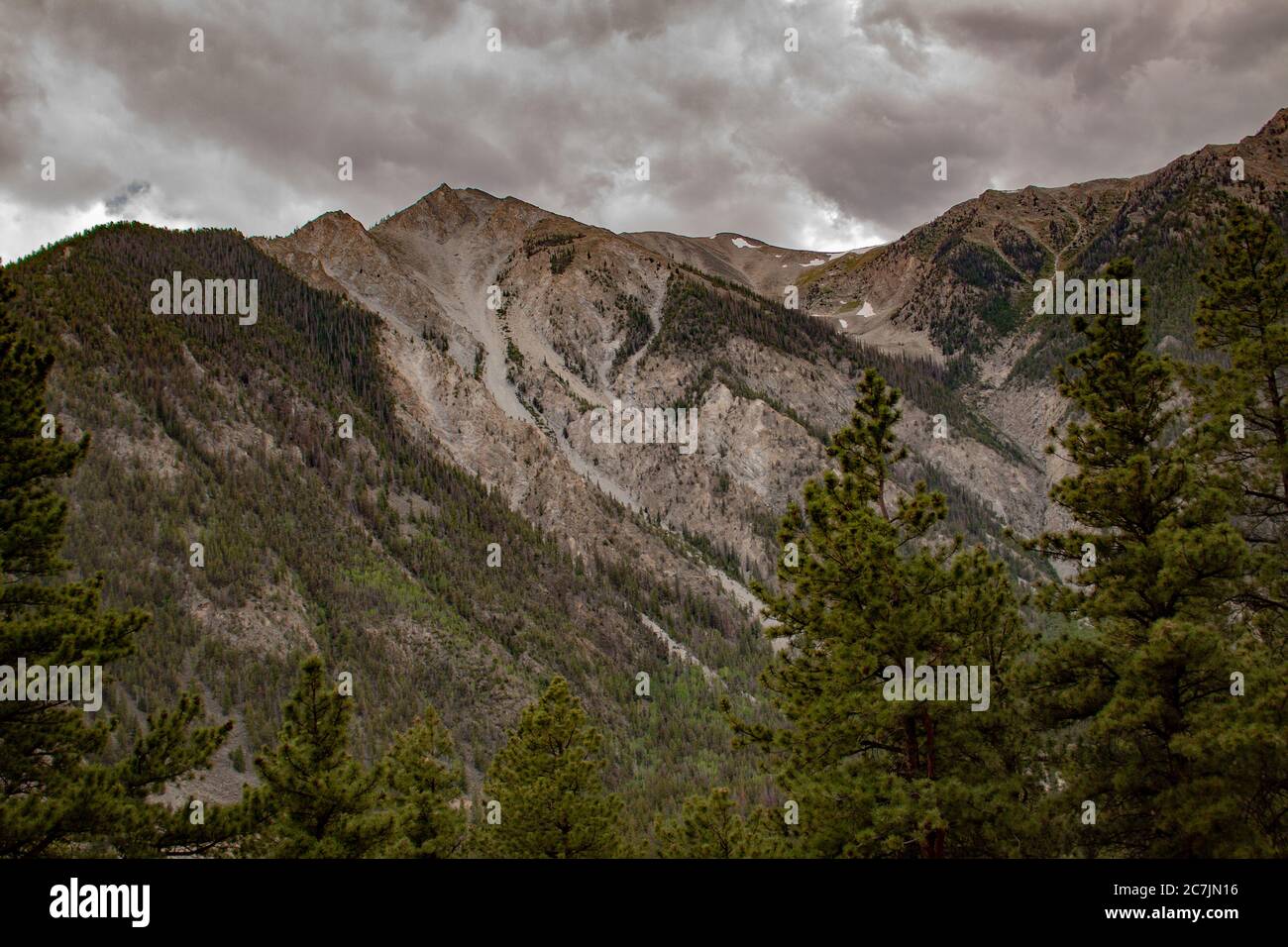 Mount Antero der Rocky Mountains im San Isabel National Forest in Chaffee County, Colorado, USA an einem dunklen und bewölkten Tag Stockfoto