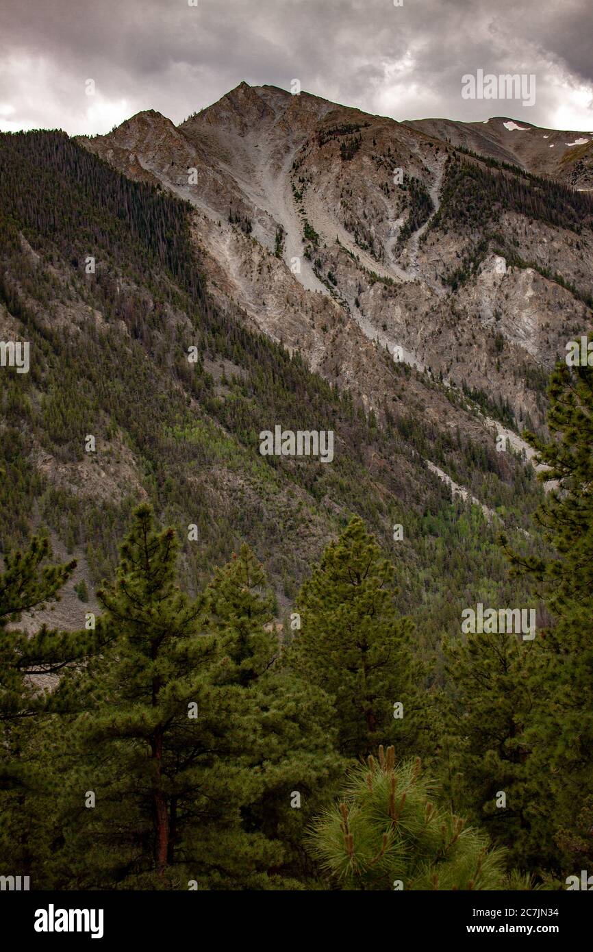 Mount Antero der Rocky Mountains im San Isabel National Forest in Chaffee County, Colorado, USA an einem dunklen und bewölkten Tag Stockfoto