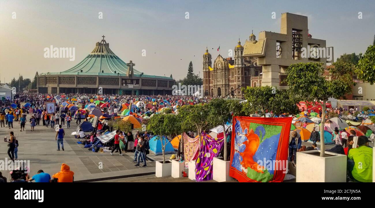 Mexiko-Stadt, CDMX / Mexiko - 12 2019. Dezember: Pilger in Mexiko-Stadt feiern den Tag der Jungfrau von Guadalupe Stockfoto