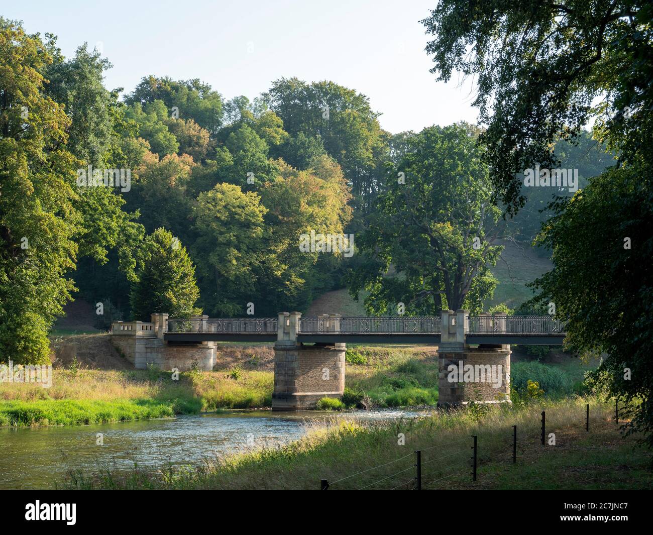 Garten bach mit brücke Fotos und Bildmaterial in hoher Auflösung Alamy