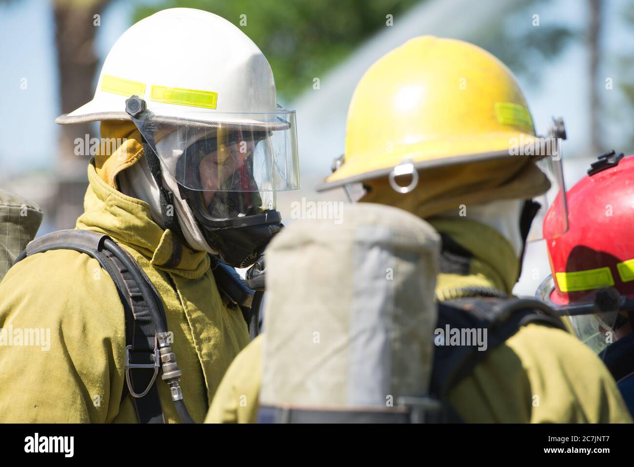 Perth, Australien, 26. November 2017: Feuerwehrleute des Notfallteams tragen Schutzkleidung, einschließlich Sauerstoffmaske und Helm, Vorbereitung für die Stockfoto