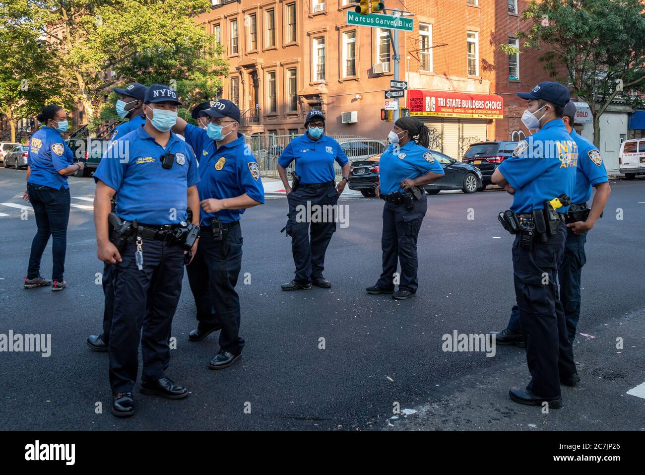 Brooklyn, Vereinigte Staaten Von Amerika . Juli 2020. NYPD-Beamte warten auf die Ankunft von Bürgermeister Bill de Blasio und First Lady McCray auf dem Raymond Bush Playground in der Madison Street und Marcus Garvey in Brooklyn, New York, am 17. Juli 2020. Der einjährige Davell Gardner wurde am 12. Juli 2020 während eines Picknicks auf dem Spielplatz erschossen. (Foto von Gabriele Holtermann/Sipa USA) Quelle: SIPA USA/Alamy Live News Stockfoto