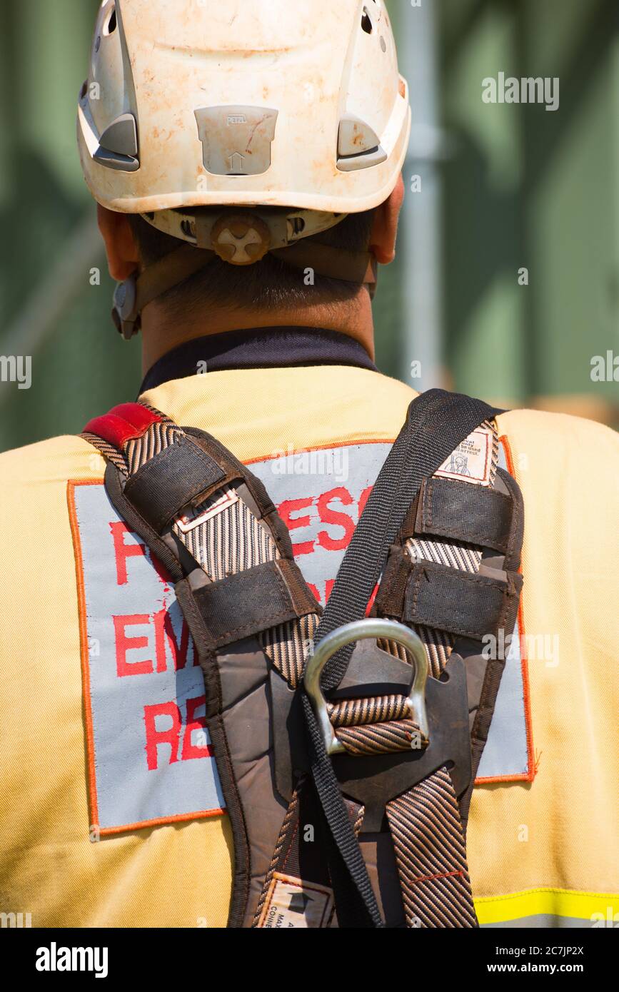 Perth, Australien, 26. November 2017: Notfallteam mit Gurtzeug und Helm beim Rettungstraining. Stockfoto