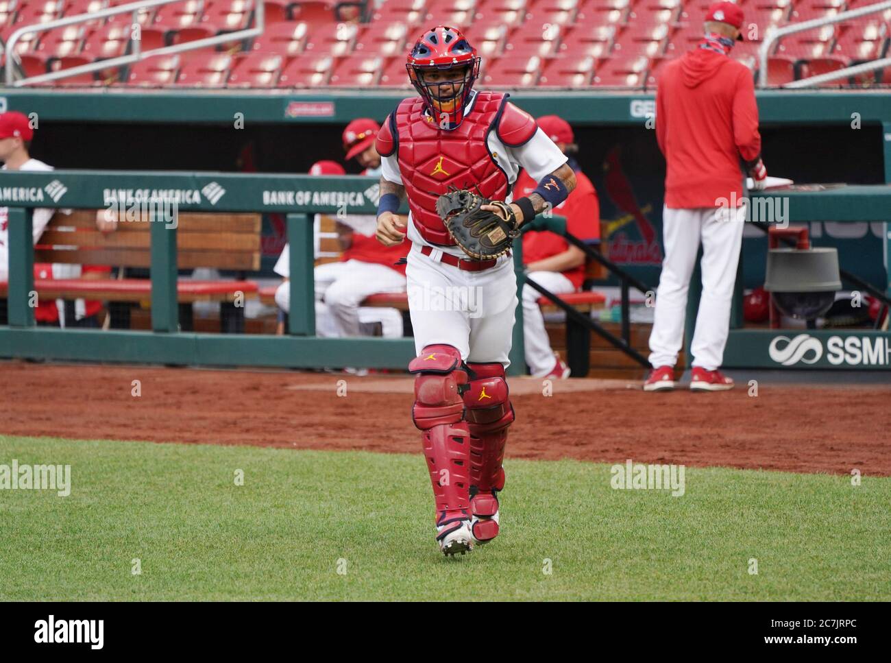 St. Louis, Usa. Juli 2020. St. Louis Cardinals Yadier Molina läuft auf seine Position für ein Spiel zwischen den Kader im Busch-Stadion in St. Louis am Freitag, 17. Juli 2020. Foto von Bill Greenblatt/UPI Kredit: UPI/Alamy Live News Stockfoto