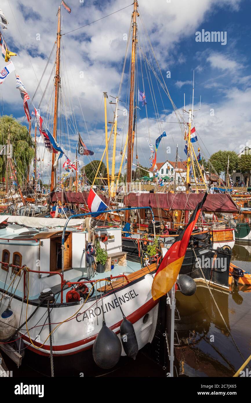 Wattensegel, traditionelles Schiffstreffen, Detail, Flachbodensegler dekoriert im Museumshafen von Carolinensiel, Ostfriesland, Stockfoto