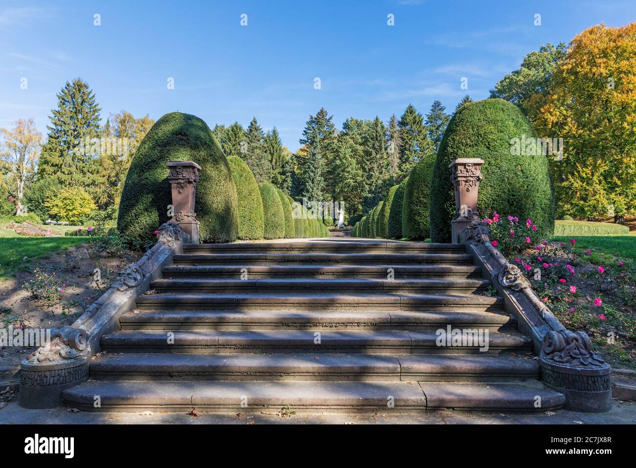 Herbststimmung, Parkfriedhof, Althamburg-Gedenkfriedhof, Christusstatue im Hintergrund, von dem Künstler Xaver Arnold, Ohlsdorfer Friedhof, Hamburg, Stockfoto
