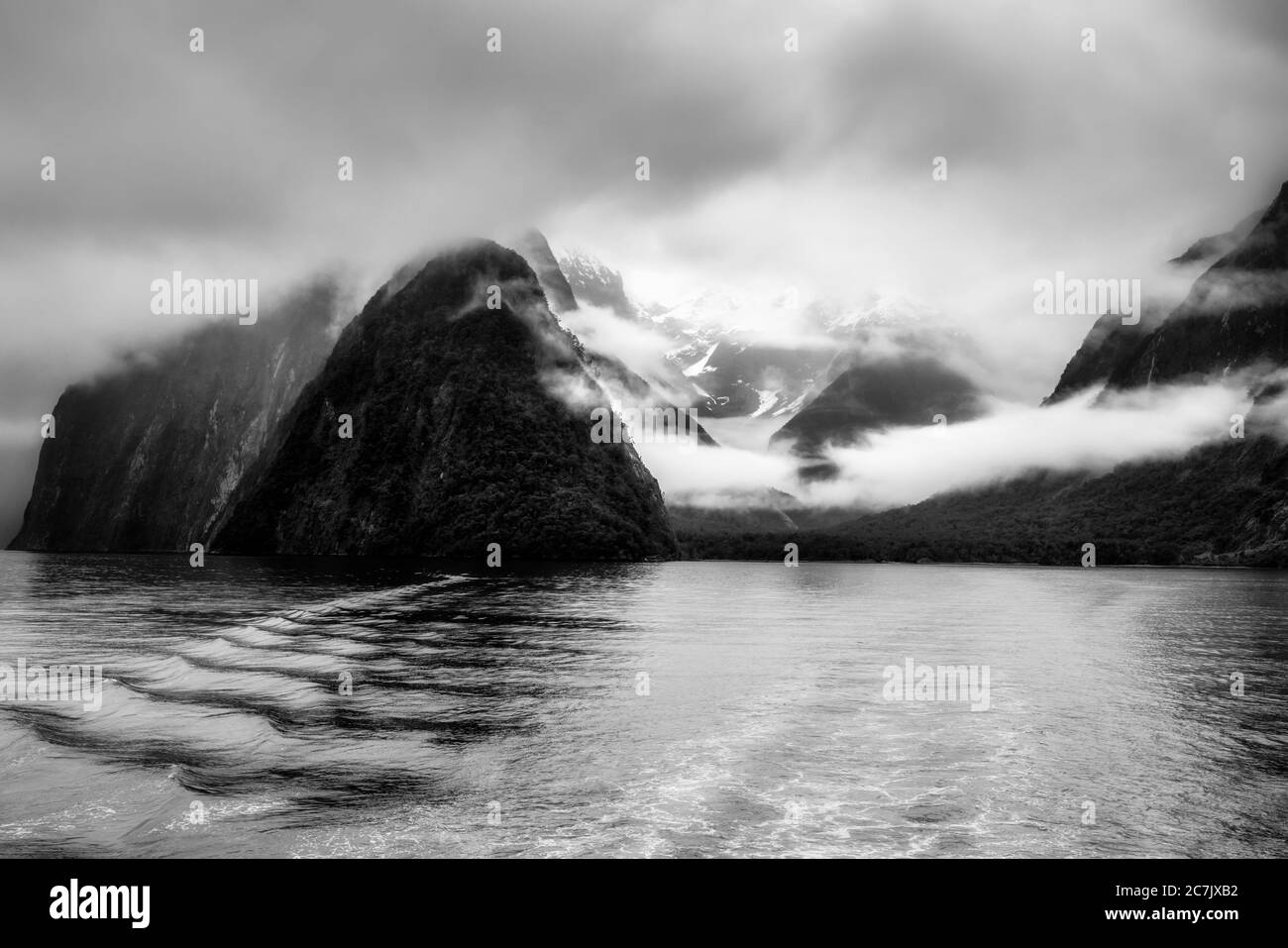 Dramatische launische Milford Sound immer noch schön in den strömenden regen niedrigen Wolke und Nebel Stockfoto