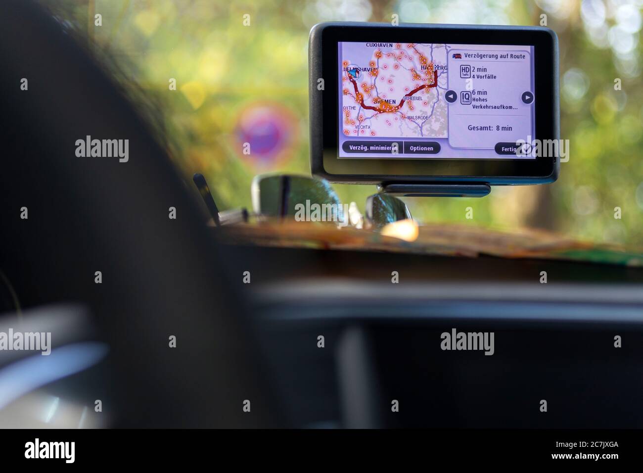 Mobiles Navigationsgerät im Auto, Display, Routenübersicht, Zieladresse, Stockfoto