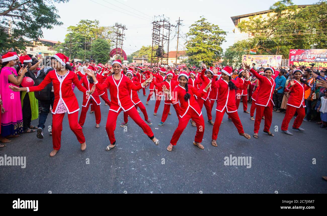 Farbenfroh nach Santa's flashmob von Buon Natale Weihnachten fest Thrissur 2017, thrissur, Kerala, Indien eine einzigartige Weihnachtsfeier whe Stockfoto