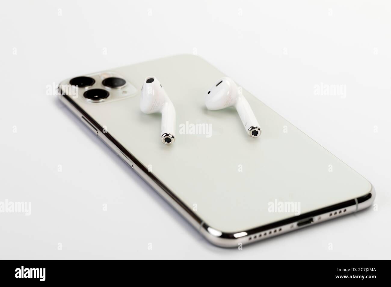 Apple iPhone 11 Pro Max, Rückseite, drei-Kamera-System, AirPods 2, weißer  Hintergrund Stockfotografie - Alamy