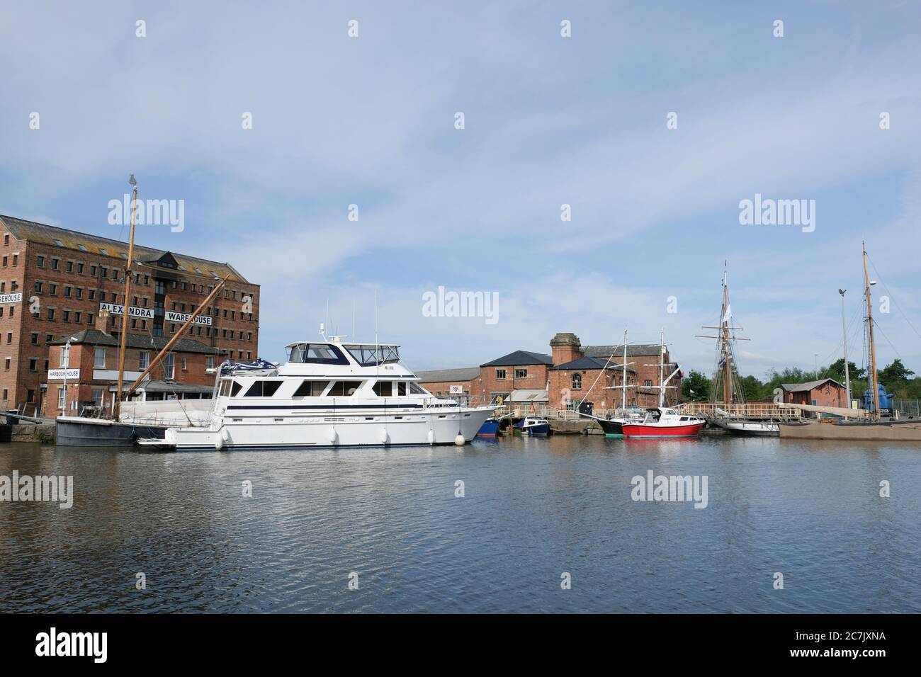 Boote im Hauptbecken von Gloucester Docks auf dem Gloucester und Schärfe Kanal in Südengland Stockfoto