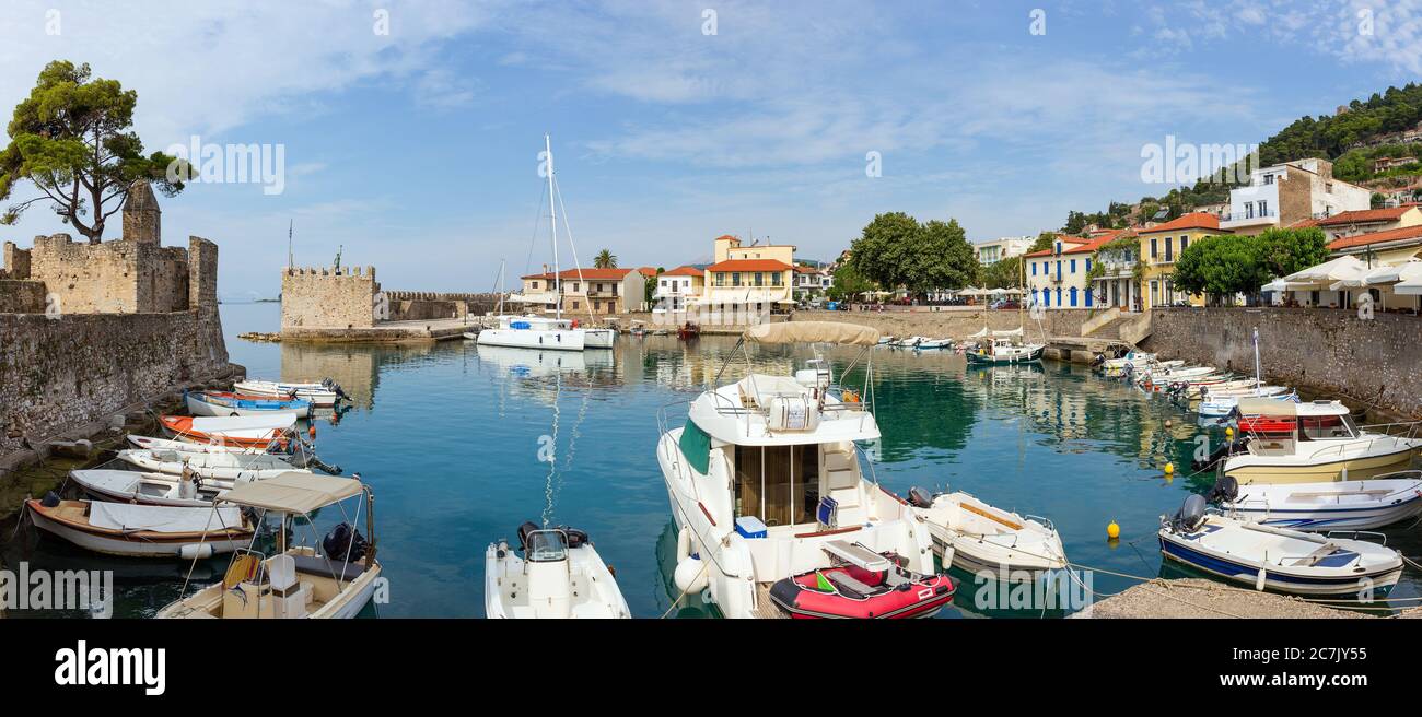 Panoramablick auf den Hafen, Nafpaktos, Griechenland. Stockfoto