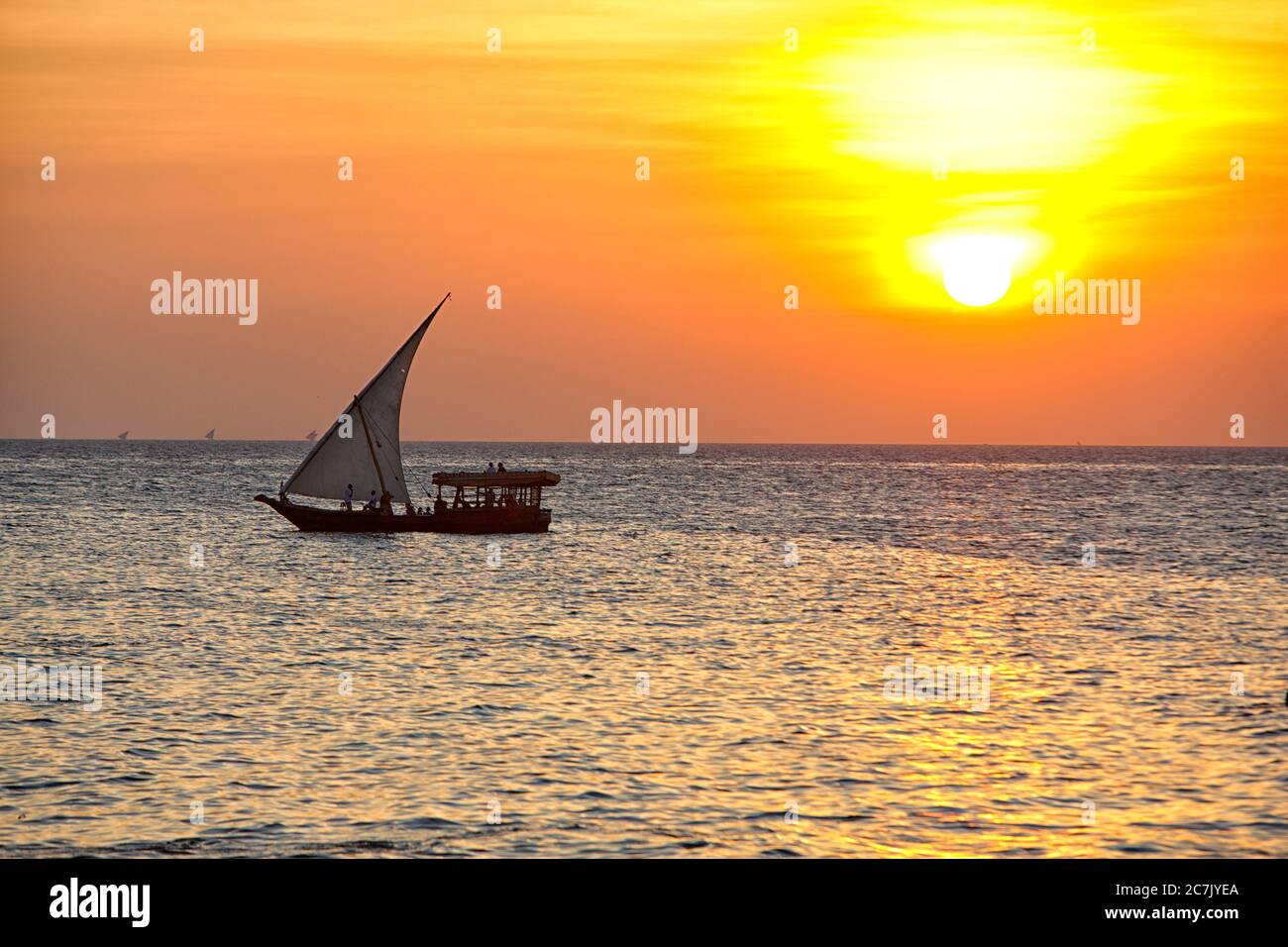 Traditionelles Segelboot auf Sansibar Island, Sonnenuntergang Stockfoto