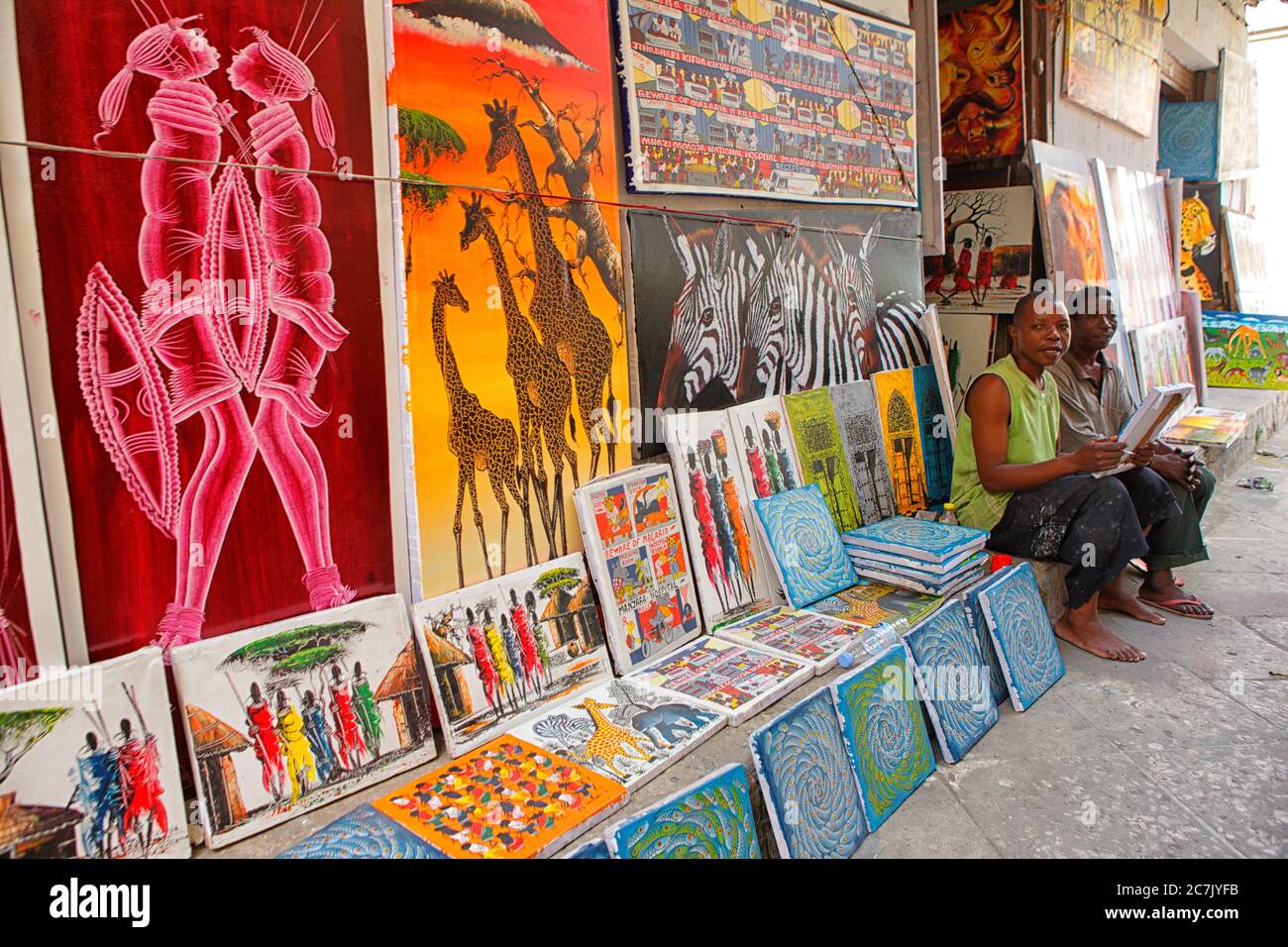 Stone Town Straße mit Souvenir, in Sansibar eines der meistverkauften Souvenir Gemälde sind handbemalt Stockfoto