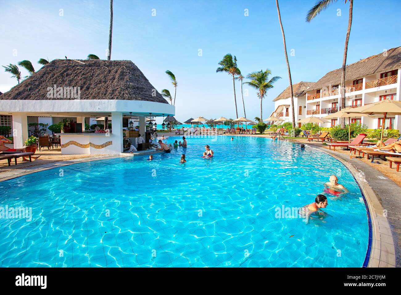 Hotel mit Pool am Strand, Nungwi, Sansibar, Touristen baden in einem Pool Stockfoto