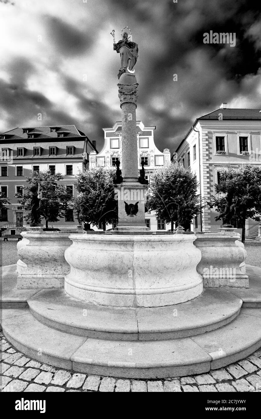 Marienbrunnen, Karlsplatz, Rathaus, Neuburg an der Donau, Bayern, Deutschland Stockfoto